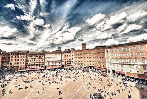 cudowny-widok-z-lotu-ptaka-piazza-del-campo-siena
