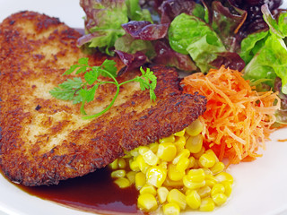 Wall Mural - putenschnitzel in kokospanade mit salat