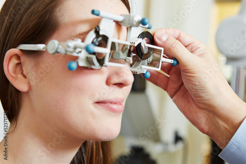 Fotografía Augenoptiker bestimmt Glasstärke für Brille
