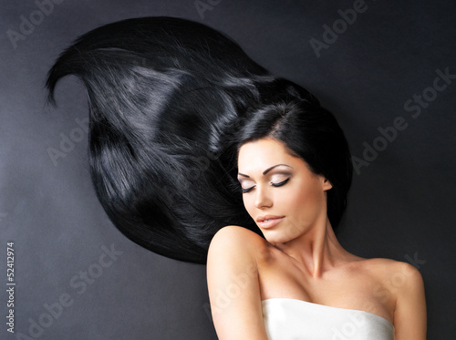 Zdjęcie XXL Piękna kobieta z długimi prostymi włosami