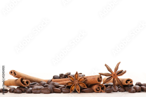 Fototapeta do kuchni Coffee and star anise on white