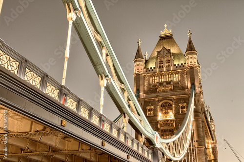 Nowoczesny obraz na płótnie Stunning view of famous Tower Bridge in the evening - London