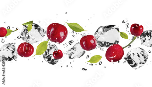 Naklejka na szybę Owoce wiśni w kostkach lodu na białym tle