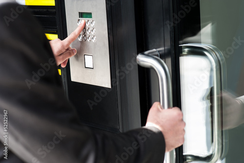 Fotografía Man entering security code to unlock the door