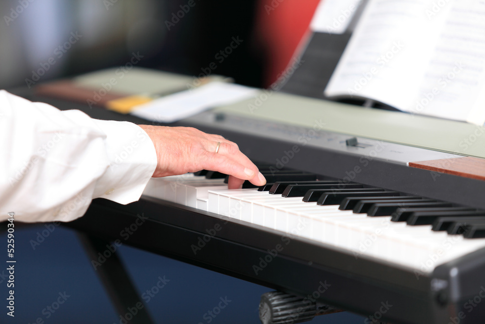 Pianista gra na pianinie. - obrazy, fototapety, plakaty 