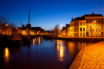 Fototapete - ships on canal in Groningen at night