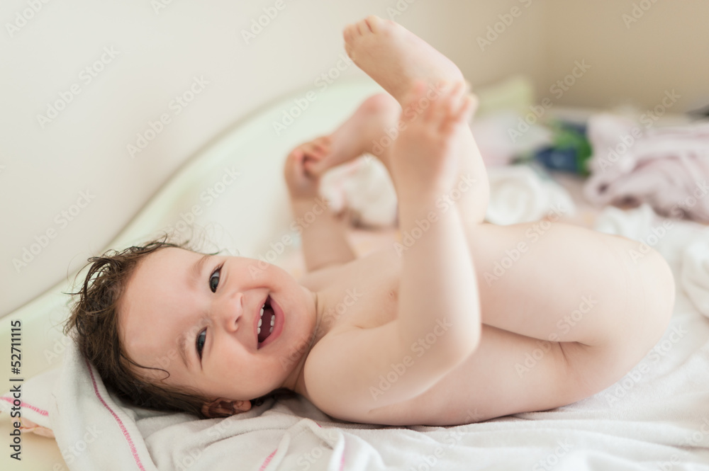 nude toddler girl Cute nude baby girl lying down after shower の Stock フォト | Adobe Stock