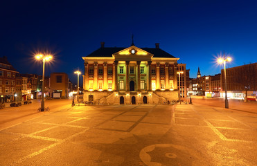Fototapete - City Hall in Groningen at night