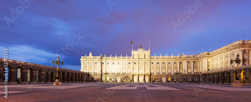 Plakat Pałac Królewski wieczorem. Madryt