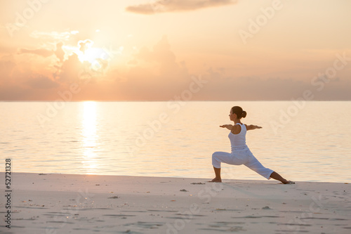 Foto-Tapete - Caucasian woman practicing yoga at seashore (von Maygutyak)