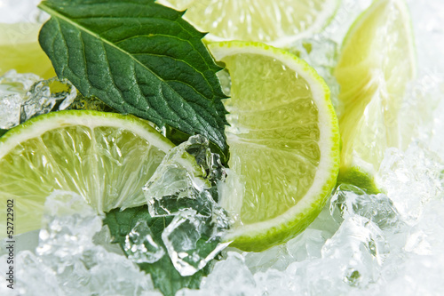 Naklejka nad blat kuchenny Slices of a lime and leaves of mint