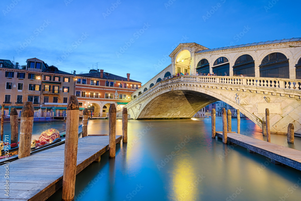 Rialto bridge at night in Venice - obrazy, fototapety, plakaty 