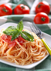 Canvas Print - spaghetti al pomodoro con foglia di basilico