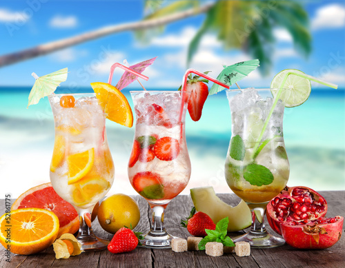 Obraz w ramie Summer drinks on the beach
