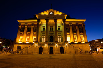 Fototapete - City Hall in Groningen city at night