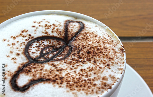 muzyka-kawa-biale-brazowe-harmoniczne-skrzypiec-capuccino