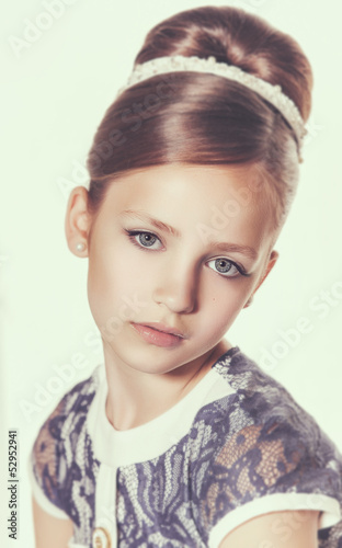 Naklejka na drzwi Portrait of a little fashion kid girl