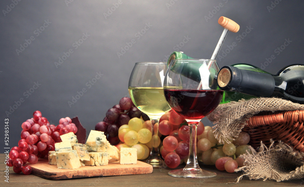 Composition with wine, blue cheese and grape