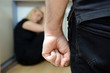 Frau fürchtet sich vor häuslicher Gewalt