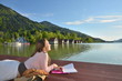 © Andreas P - Frau mit Buch am See findet Erholung