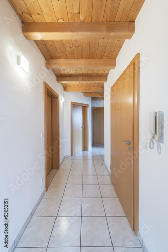 Naklejka na drzwi White tiled corridor