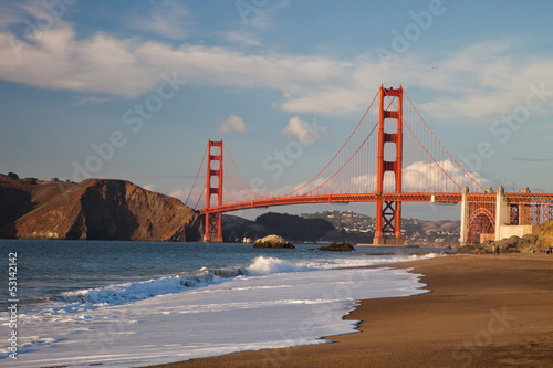 Naklejka na drzwi The Golden Gate Bridge w the waves