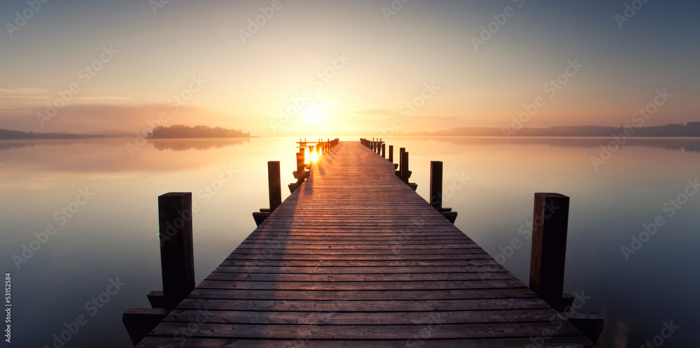 Pięknych zachód słońca nad jeziorem z drewnianą kładką - obrazy, fototapety, plakaty 