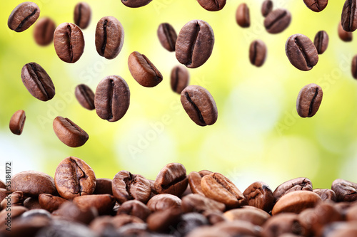 Obraz w ramie fallende Kaffeebohnen mit hellem Hintergrund 2