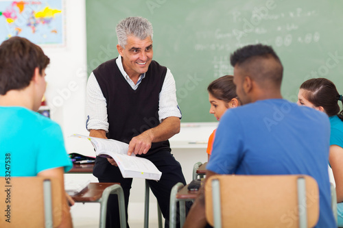 Cuadros en Lienzo senior high school teacher teaching in classroom