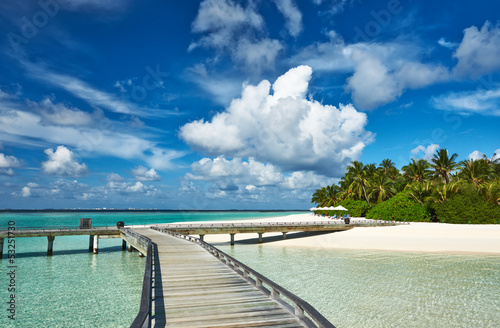 Naklejka dekoracyjna Beautiful beach with jetty