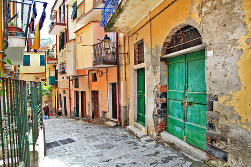 Fototapeta na wymiar charming mediterranean streets, Cinque terre, Italy