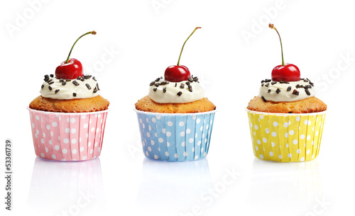 Naklejka dekoracyjna Cupcakes with fresh cherry