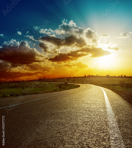 Foto-Lamellenvorhang - perfect sunset over asphalt road (von Mykola Mazuryk)