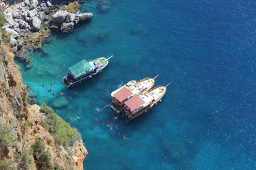 View from height of tourist boats and swimmers people