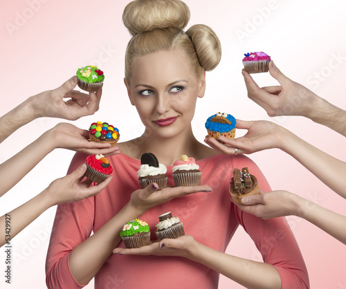 Nowoczesny obraz na płótnie girl and some hands with cupcakes