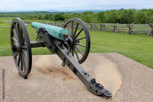 Fotografie, Tablou Old Civil War canon displayed on concrete slab