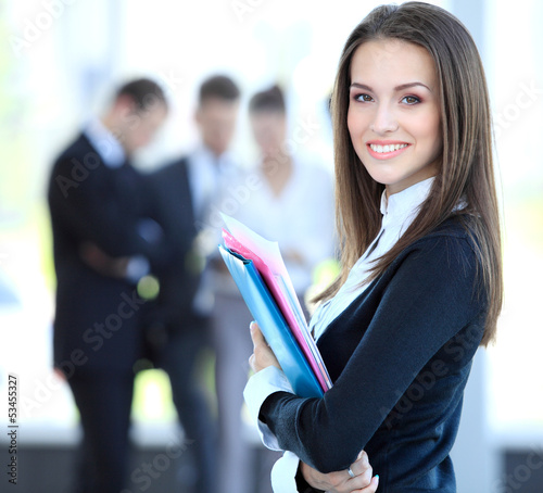Tapeta ścienna na wymiar Face of beautiful woman on the background of business people
