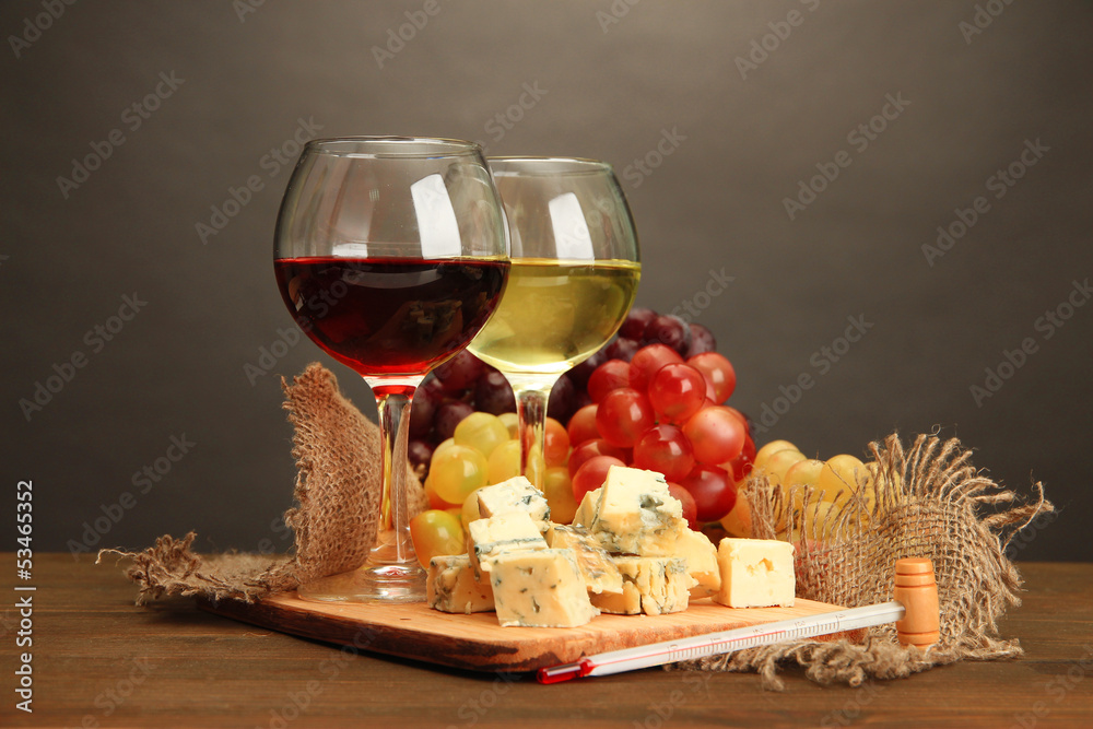 Composition with wine, blue cheese and grape