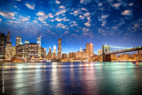 Obraz w ramie Spectacular sunset view of lower Manhattan skyline from Brooklyn