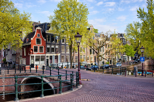 Dekoracja na wymiar  holenderskie-domy-nad-kanalem-w-amsterdamie