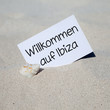Muschel im Sand mit Karte WILLKOMMEN AUF IBIZA