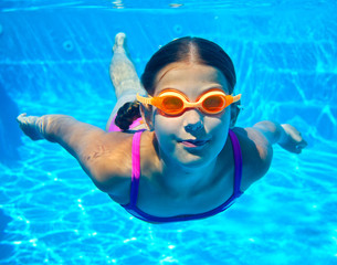 Wall Mural - two underwater girls