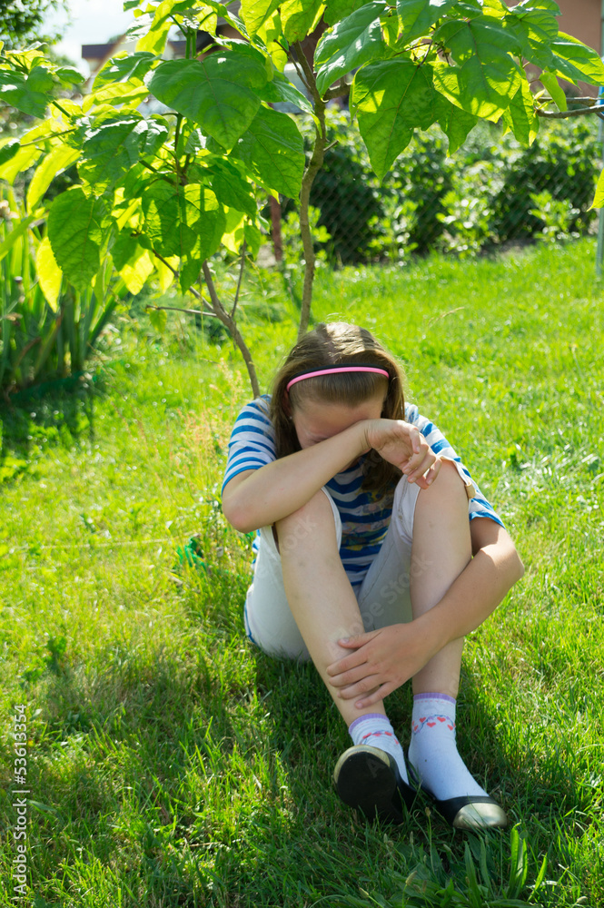 płacząca dziewczynka pod drzewem - obrazy, fototapety, plakaty 