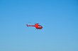elicottero ultraleggero in volo con cielo azzurro