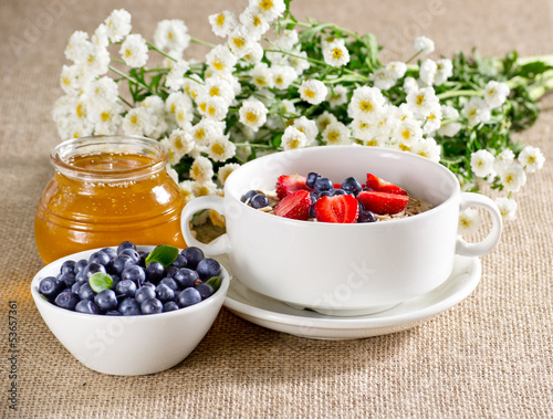 Fototapeta do kuchni Oatmeal with strawberries and blueberries