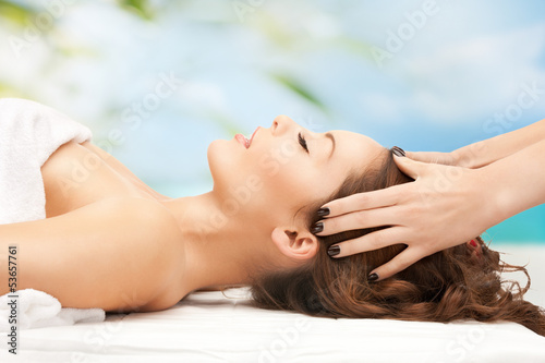 Fotomural woman on resort getting head spa treatment