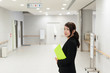© beeboys - 会社の廊下を歩く女性社員