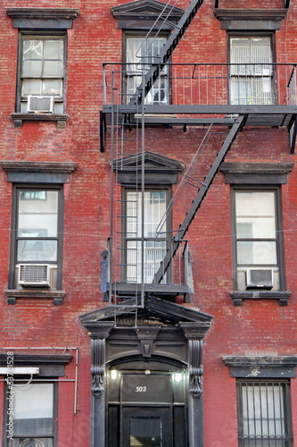 Plakat na zamówienie Façade en briques rouges avec escalier de secours. 