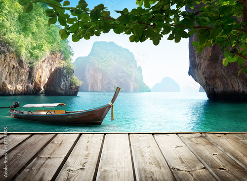 Fototapeta na wymiar Adaman sea and wooden boat in Thailand