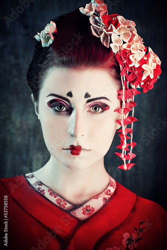 kobieta-w-tradycyjnym-azjatyckim-makijazu